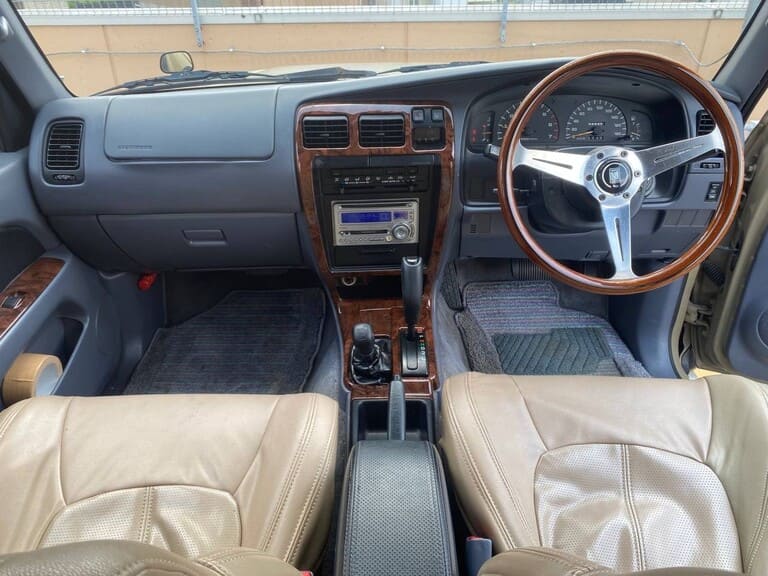hilux-surf-SSR-X-Narrow-front-seat